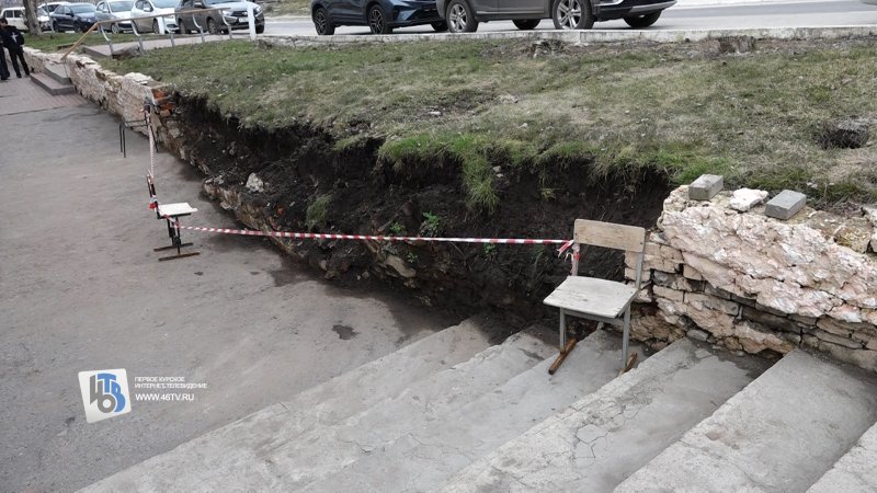 Обвал марта: в центре Курска рухнула подпорная стена у техникума