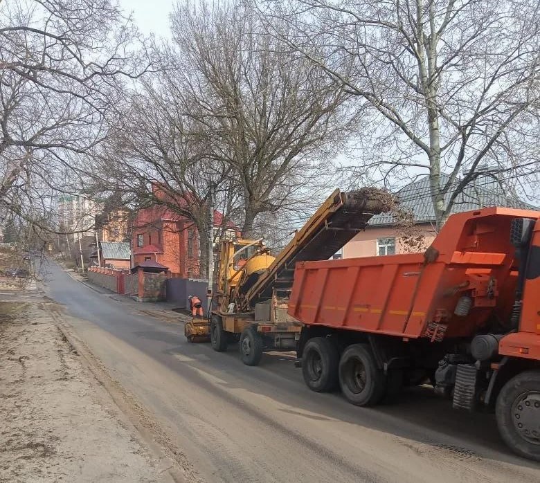 Песок с дорог и тротуаров Курска вывозят грузовиками
