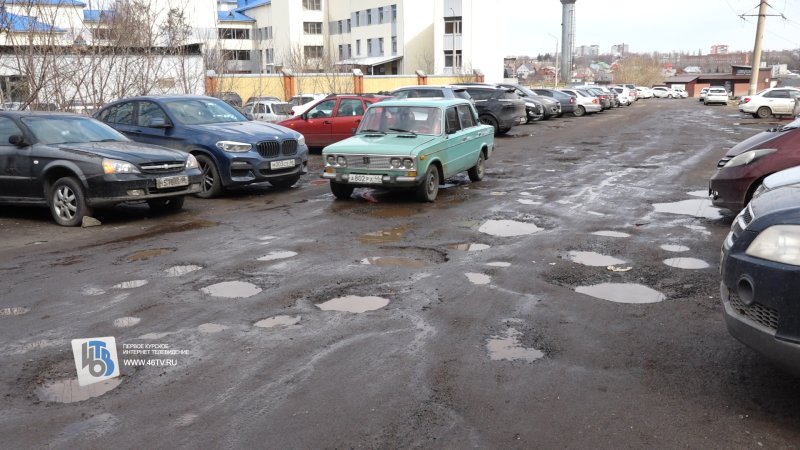 В Курске дорога к больнице им. Семашко зияет опасными ямами