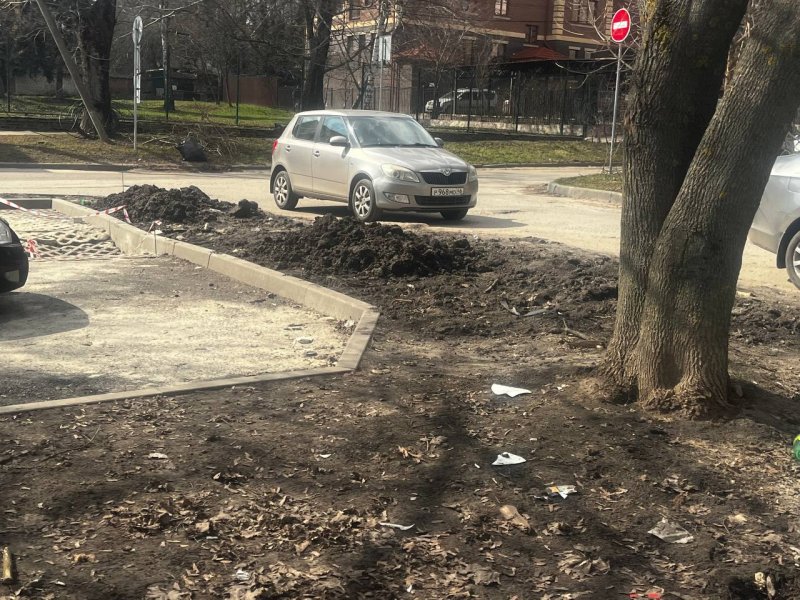 В Курске недоделанный сквер у Куряночки зияет провалами и мусором