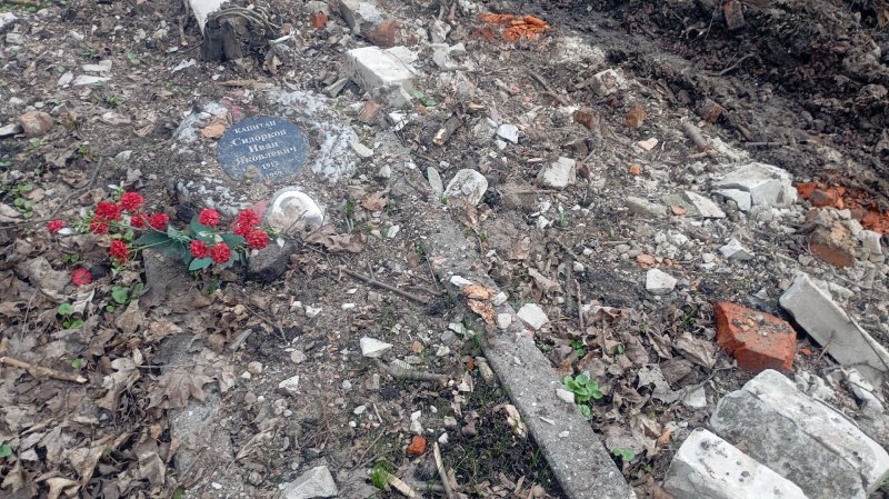 В Курске при погроме на кладбище на мемориале ряд могил просто исчез