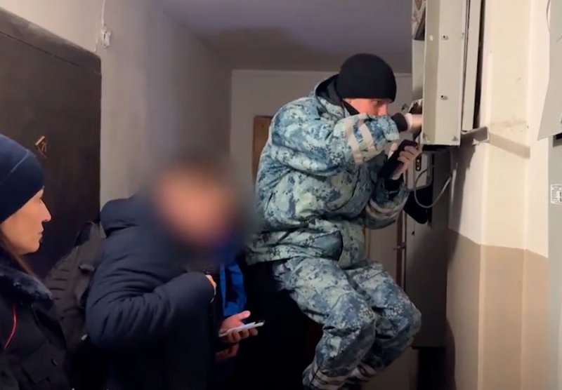 В Железногорске 4 парня торговали наркотиками через дыру в стене подъезда