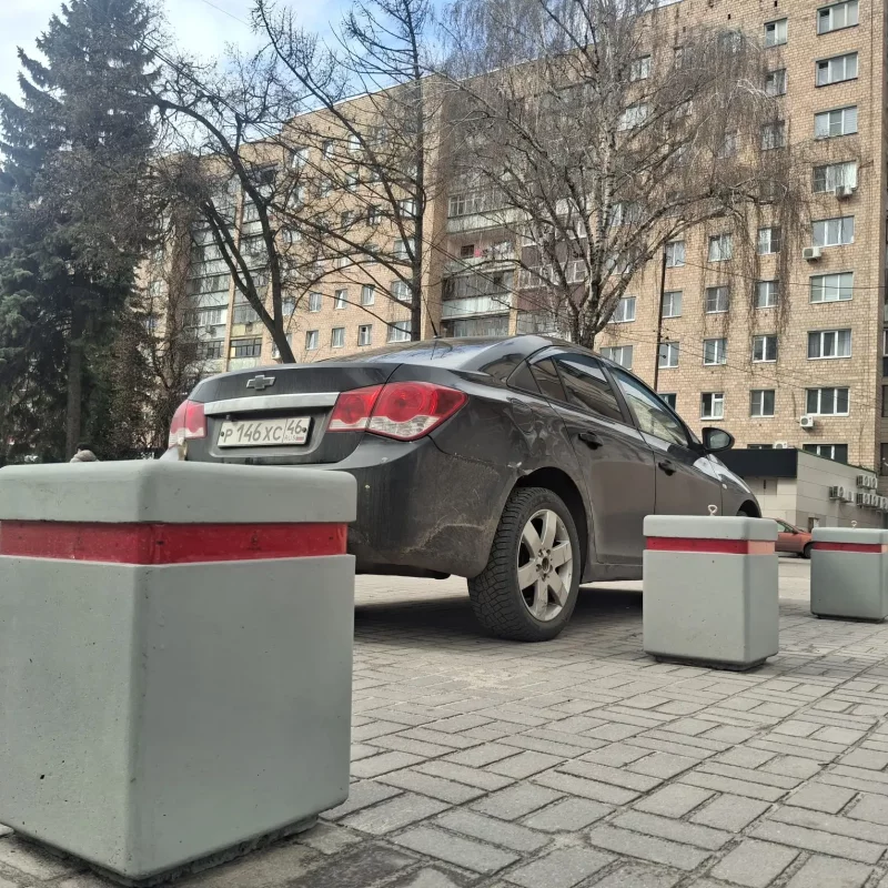 В Курске автомобилисты взяли верх над ограничителями парковки на Ленина