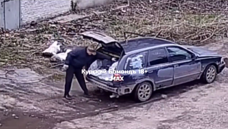 В Курске сняли на видео мужчину, выбросившего у гаражей 4 мешка мусора