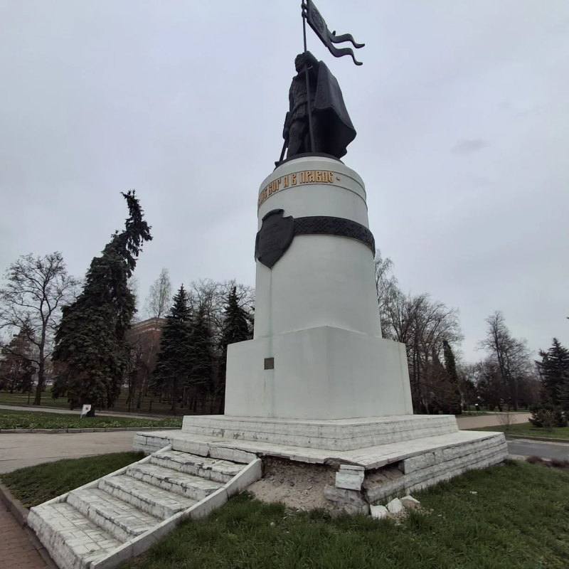 Постамент памятника Александру Невскому рушится в центре Курска
