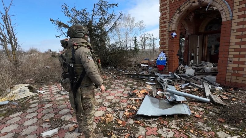 В День освобождения Курской области бойцы РФ возложили цветы в приграничье