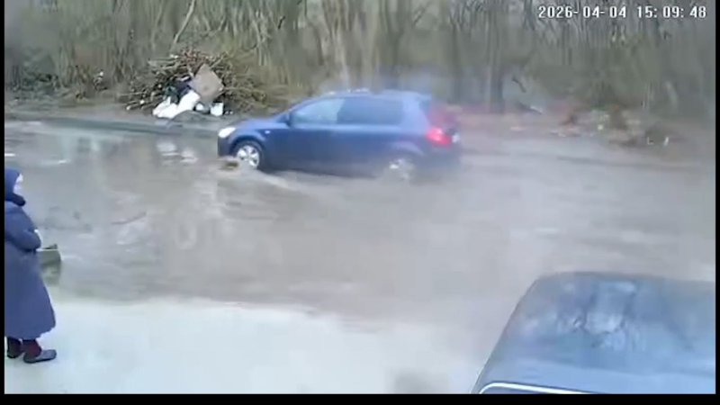 В Курске из-за неправильной ливневки затапливает дорогу между школами