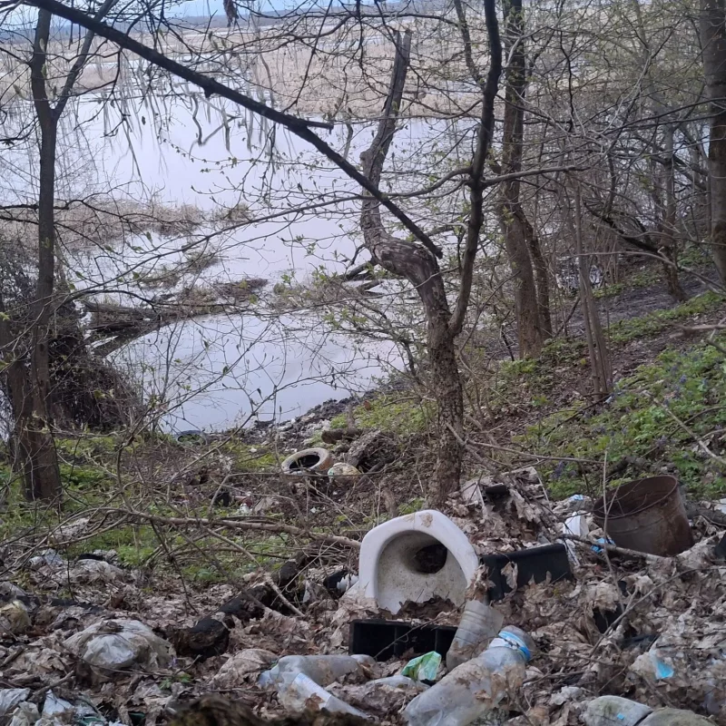 Под Курском живописный склон над Тускарью уничтожает сель из унитазов и мусора