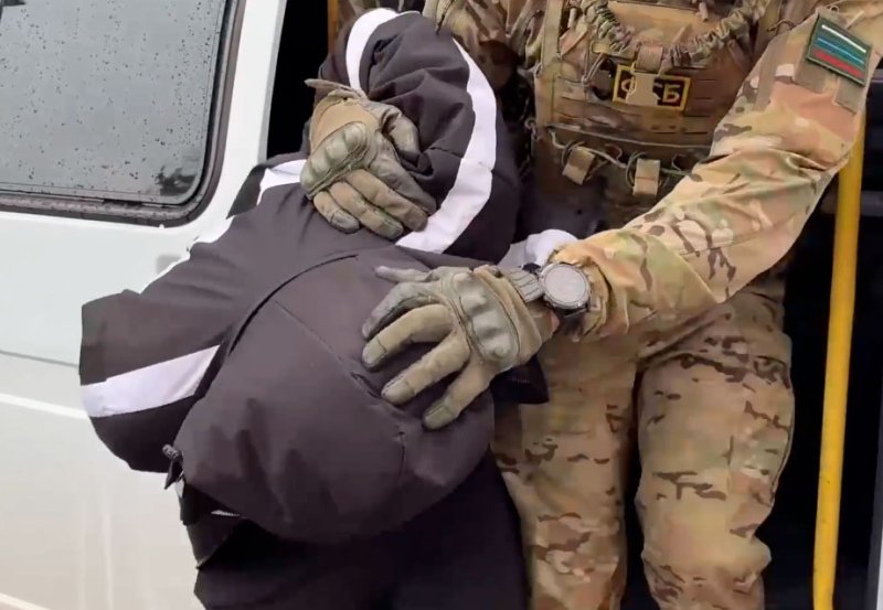 Появилось видео задержания 24-летнего курянина за госизмену