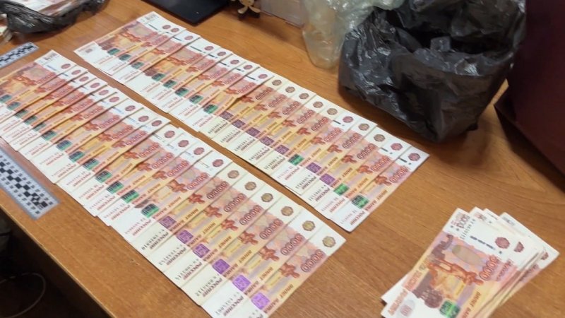 Под Курском курьер мошенников опомнился и принес в полицию 3 млн
