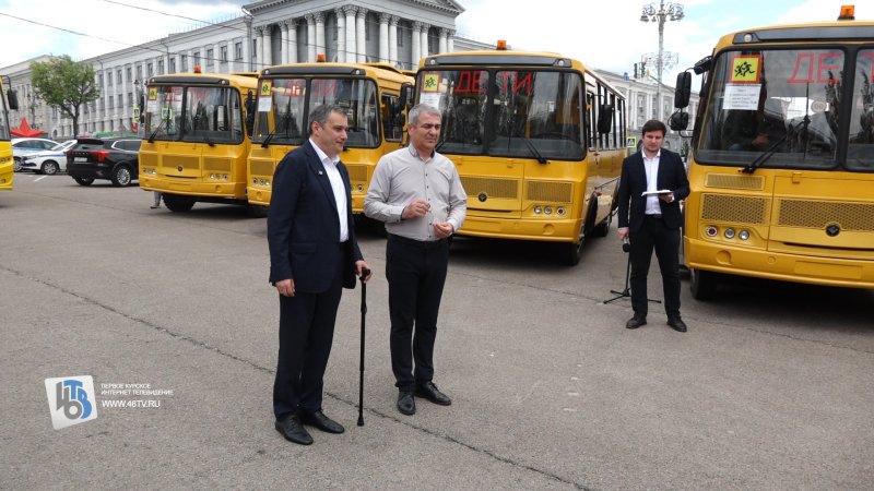 Автопарки 11 районных курских школ получили 23 новых автобуса