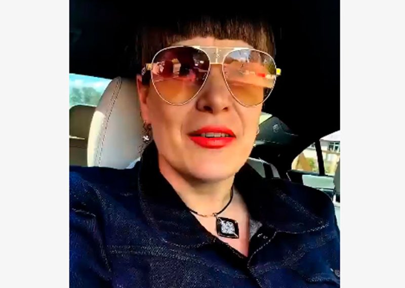 Автомобилистка из Курска записала эмоциональное обращение к властям из-за дорог