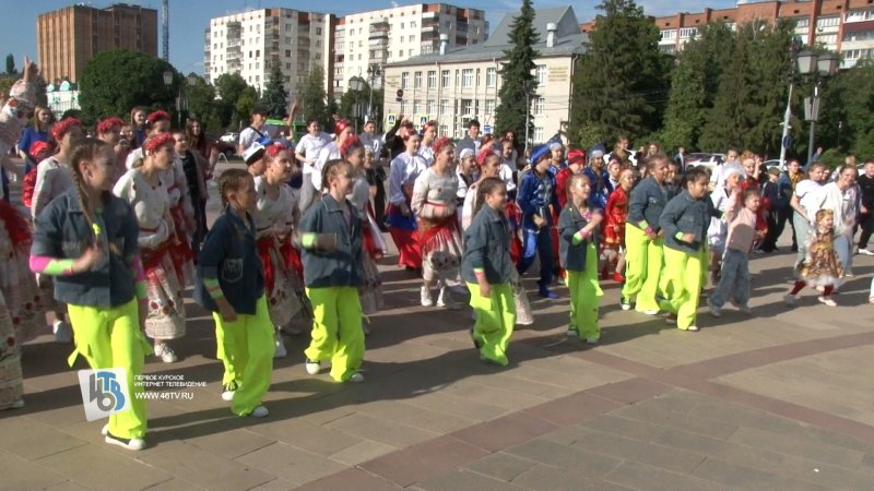 На Театральной площади Курска 1 июня устроили танцевальный флешмоб