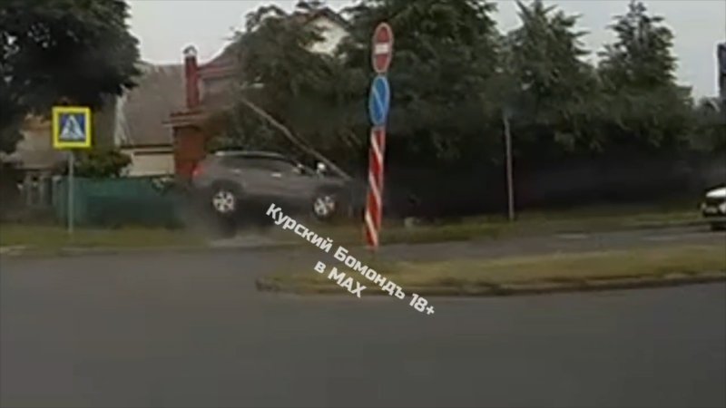 В Курске сняли на видео странный манёвр сбившего опору ЛЭП автомобиля