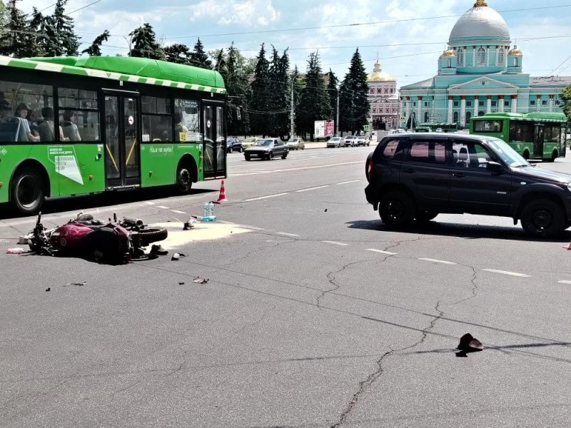 На Красной площади Курска в жёстком ДТП разбился 22-летний мотоциклист