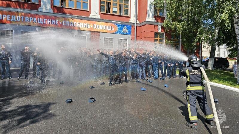 Жара ни при чем: в Курске студентов поливали из брандспойта