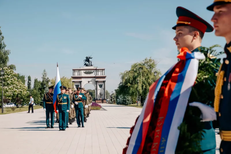 На мемориале Курская дуга 22 июня возложили цветы к Вечному огню