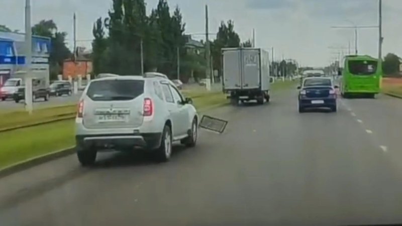 В Курске решетка ливнёвки повредила 2 авто на Энгельса