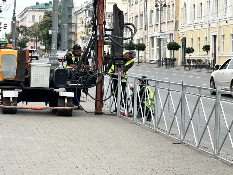 Озаборивание 2.0: в центре Курска вновь устанавливают ограждение вдоль дорог