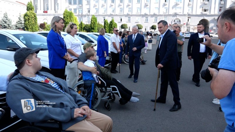 Ветеранам СВО в Курске вручили ключи от 10 новых автомобилей Лада