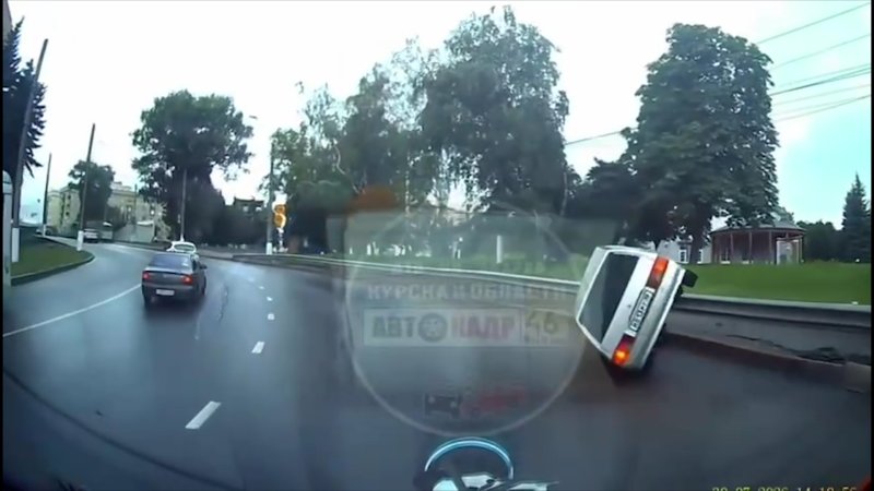 В Курске сняли на видео эпичный кульбит с переворотом ВАЗа на Сонина
