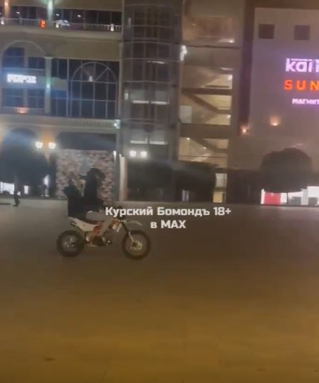 Юный байкер задержан за кульбиты на Театральной площади Курска