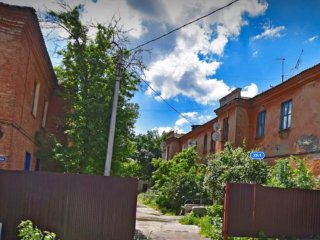 Место будущего сквера на Яндекс.Картах в 2020 году. Через пять лет оба признанных аварийными дома будут снесены