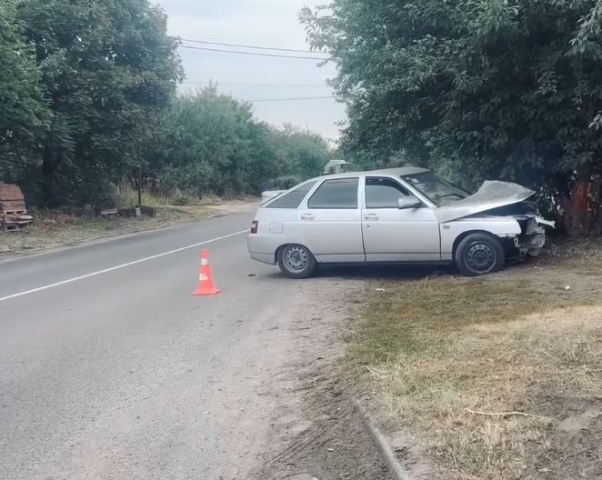 В Курске 17-летний водитель ВАЗа ранен в ДТП с деревом