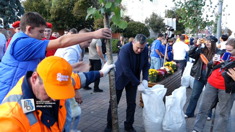 В Курске ВИПы сажали липы и открывали сквер Пеликан
